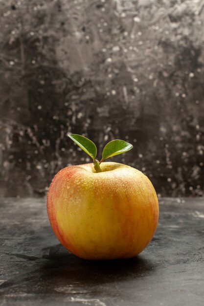 Вид спереди свежее спелое яблоко на темном спелом соке дерево фото цвет