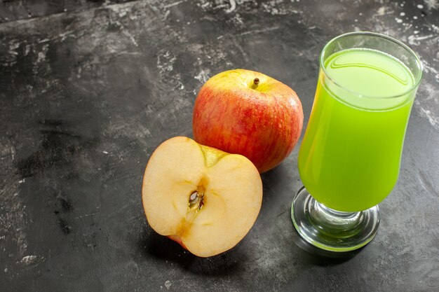 暗いまろやかなジュースの木の写真の色に青リンゴ ジュースと新鮮な熟したリンゴの正面図