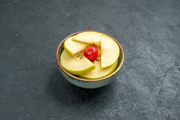 正面図灰色の背景の小さな鍋の中の新鮮なスライスされたリンゴ新鮮な果物まろやかな熟した