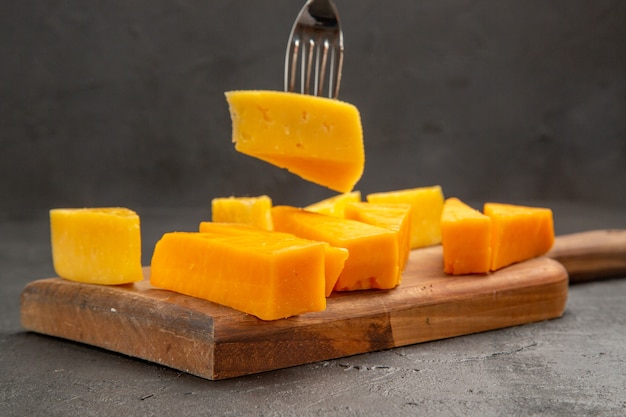 Foto gratuita vista frontale formaggio fresco a fette con panini su pasto scuro foto a colori colazione croccante