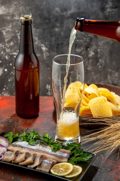 Foto gratuita vista frontale pesce fresco affettato con verdure e birra sulla foto scura spuntino carne farina di frutti di mare colore