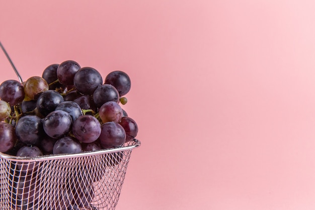 Вид спереди свежего кислого винограда внутри фритюрницы