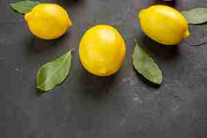 Foto gratuita limoni freschi di vista frontale allineati su fondo scuro