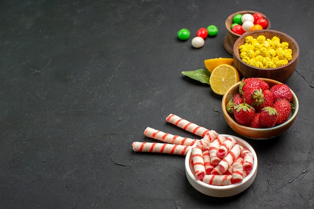 Foto gratuita fragole fresche di vista frontale con le caramelle