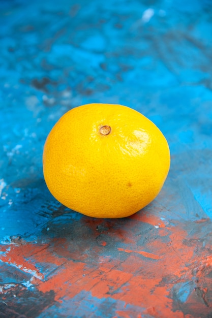 Free photo front view fresh tangerine on the blue table