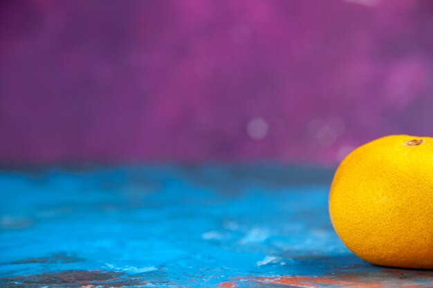 正面図色付きテーブルフルーツシトラスオレンジ写真カラージュース空きスペースに新鮮なタンジェリン