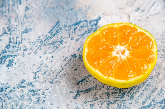 Free photo front view fresh tangerine slice on a light-blue table