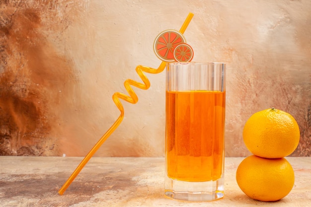 Free photo front view fresh tangerines with juice on light background