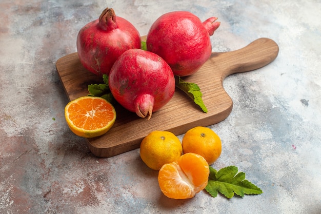밝은 배경 주스 색 비타민 맛 과일 나무 사진 이국적인에 빨간 석류와 전면보기 신선한 귤