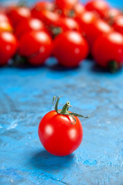 파란색 테이블에 있는 전면 보기 신선한 토마토