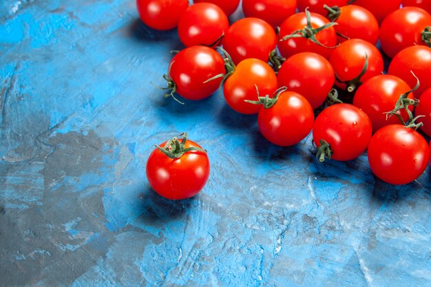 파란색 테이블에 있는 전면 보기 신선한 토마토