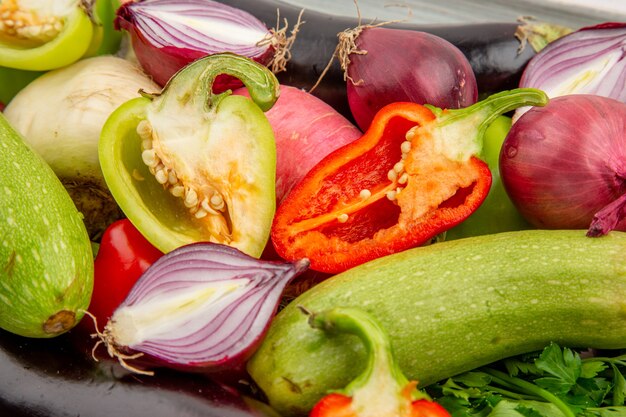 흰색 샐러드에 조미료가 포함된 전면 보기 신선한 야채 구성 건강한 생활 식사 익은 야채 사진 색상