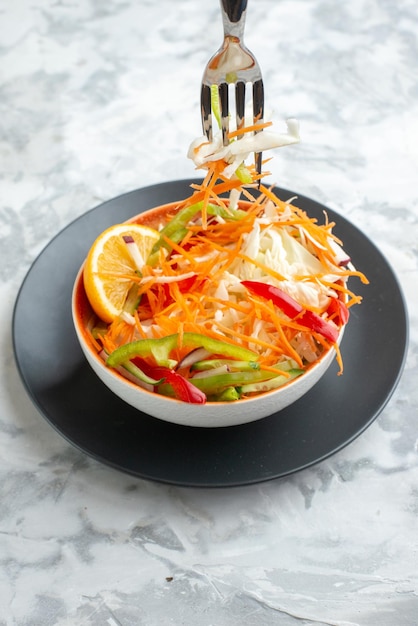 正面図新鮮な野菜サラダ白い表面ダイエット食品食事健康水平ランチ色