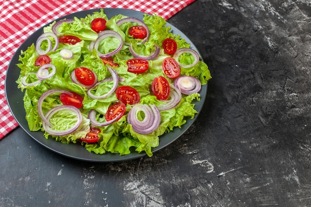 正面図新鮮な野菜サラダ玉ねぎグリーンサラダとトマトグレーの背景健康写真色熟したサラダ食品ダイエット食事