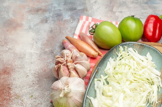 正面図新鮮な野菜の組成スライスと白い背景色の野菜全体熟した健康的な生活ダイエット食事サラダ