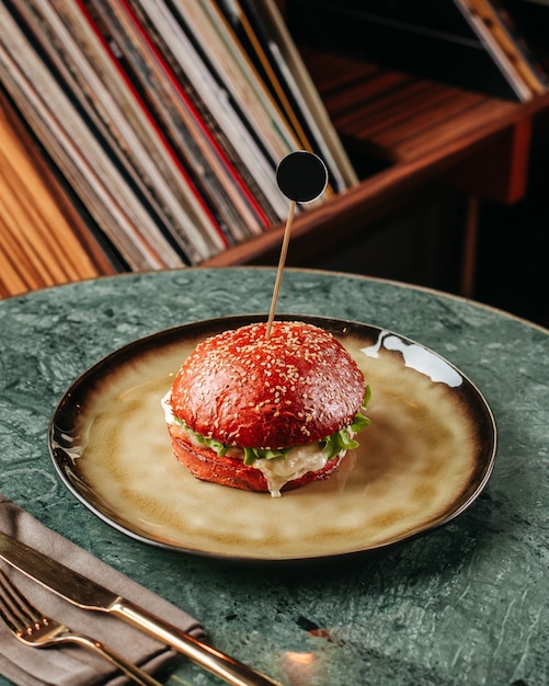 Foto gratuita un hamburger fritto vista frontale con verdure fresche e carne all'interno del piatto rotondo