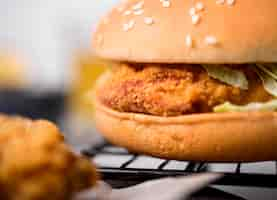 Free photo front view fried chicken burger with salad and sesame seeds