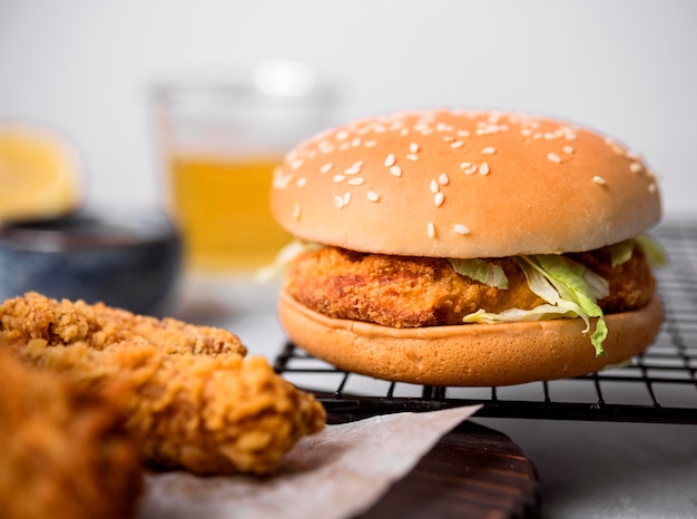 Foto gratuita hamburger di pollo fritto vista frontale