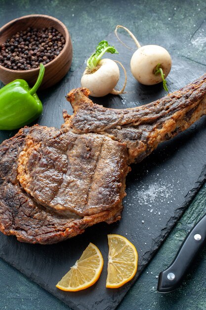 Вид спереди жареный кусок мяса на темно-синем мясном блюде для жарки цвета ребра животного приготовление барбекю