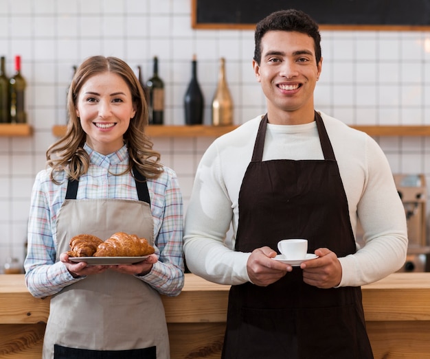 Vista frontale del barista di amici