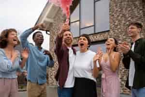 Foto gratuita gli amici di vista frontale che celebrano la rivelazione di genere