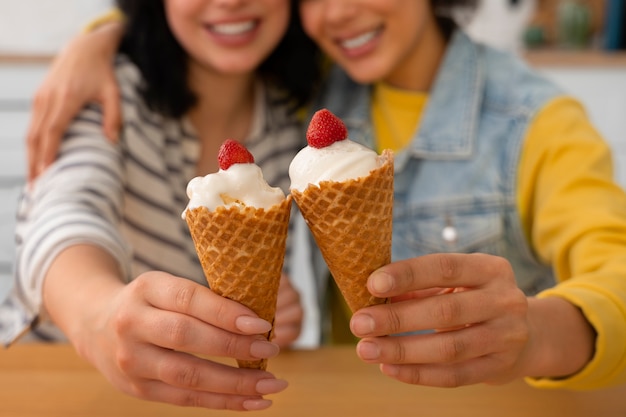 무료 사진 맛있는 아이스크림을 먹는 전면보기 친구