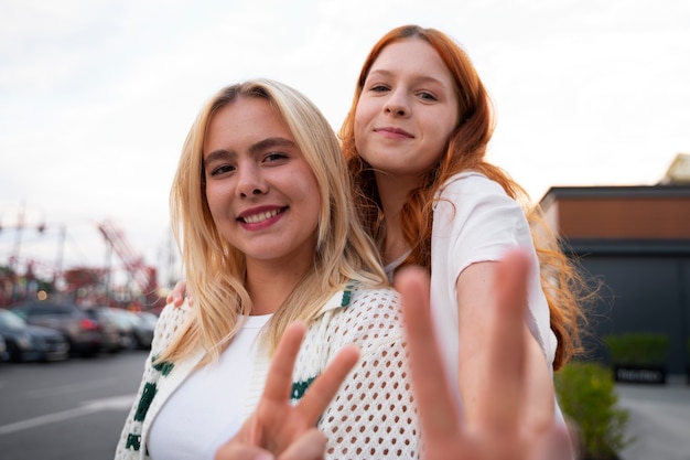 Foto gratuita amici di vista frontale che fanno gesti con le mani