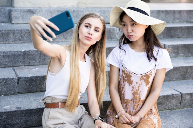 Amici di vista frontale prendendo un selfie