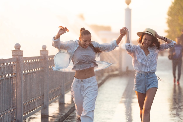 Foto gratuita amici di vista frontale facendo una passeggiata insieme