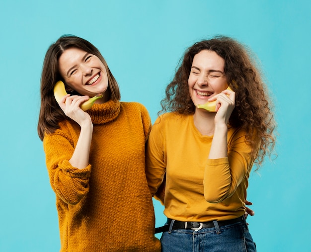 Vista frontale di amici con banana