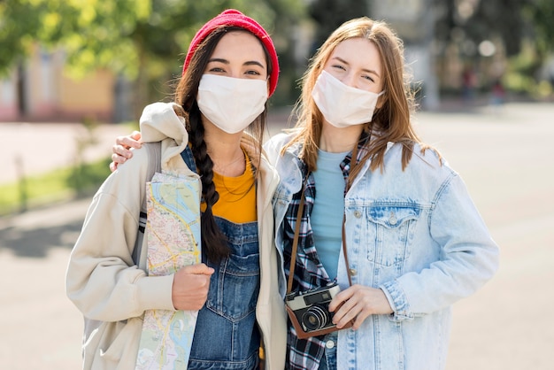 Vista frontale amici con maschera