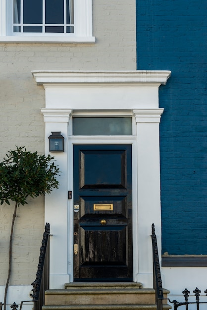 Вид спереди на входную дверь с бежево-голубой стеной