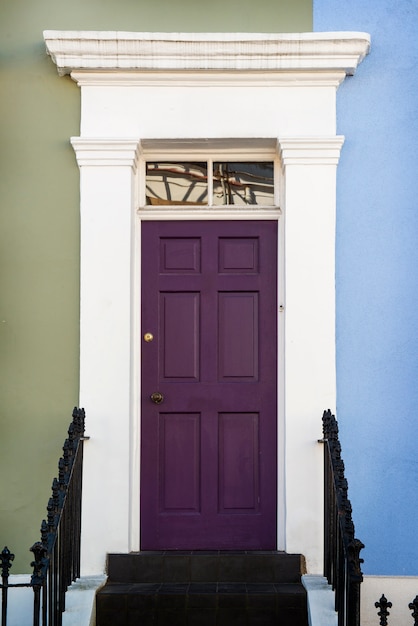Вид спереди на входную дверь с синей и хаки стеной