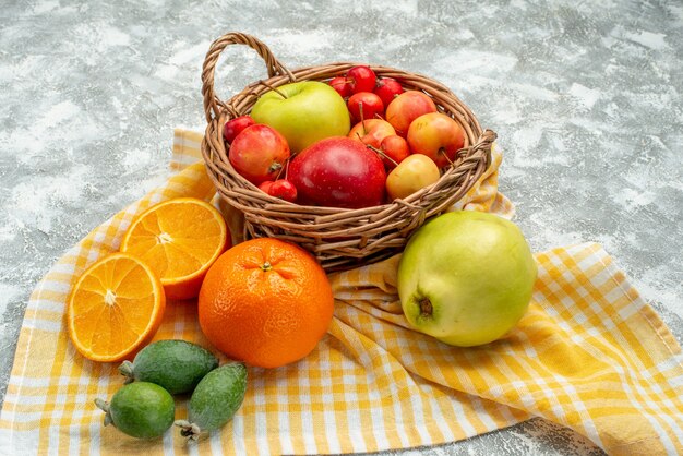 正面図の果物の組成は、白いスペースにリンゴとみかんを梅