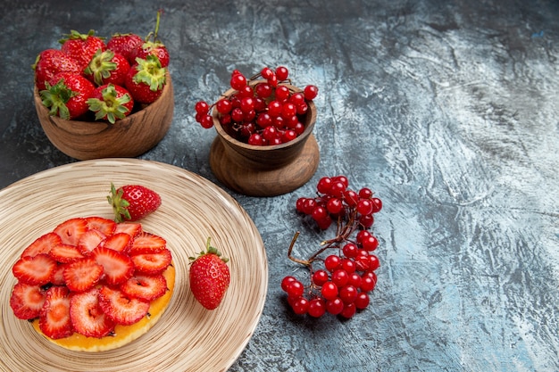 Front view of fruity cake with fresh strawberries on dark surface