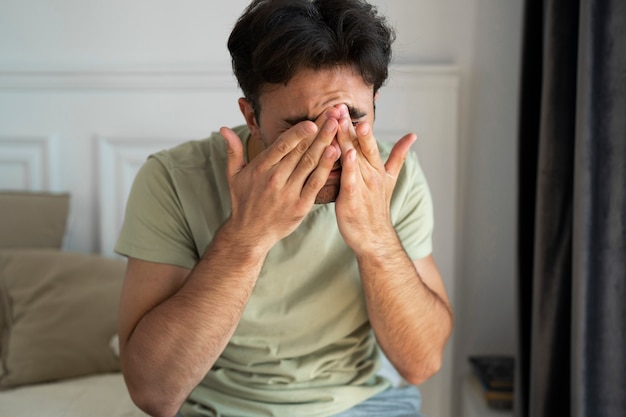 Free photo front view frustrated man suffering from allergies