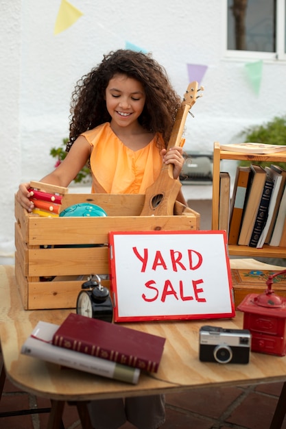 Бесплатное фото Девушка вид спереди на гаражной распродаже