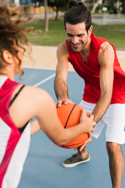 女の子と男の子のバスケットボールの正面図