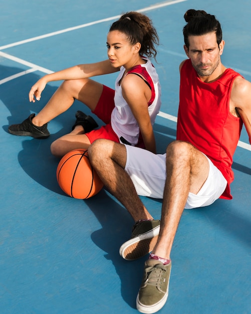 女の子と男の子のバスケットボールの正面図
