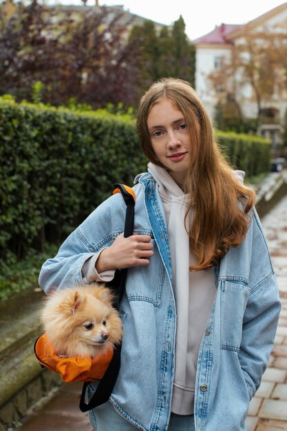 犬とバッグを運ぶ正面少女