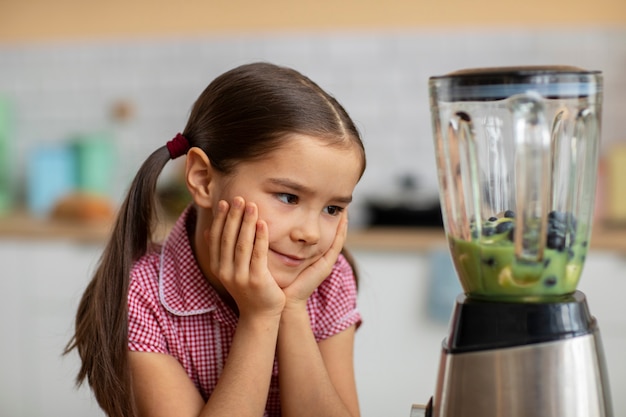 Foto gratuita ragazza di vista frontale che cucina a casa