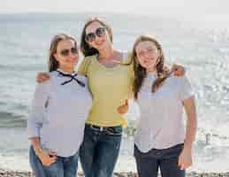 Free photo front view girl friends at the seaside