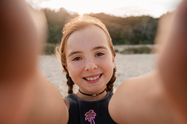 Foto gratuita ragazza di vista frontale che si diverte in spiaggia