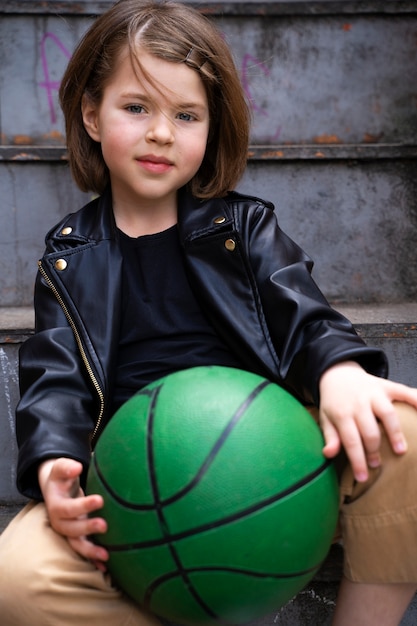 無料写真 緑のボールを保持している正面図の女の子