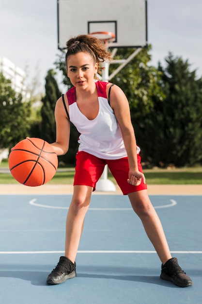 Foto gratuita vista frontale della ragazza che gioca a basket