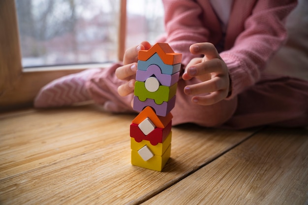 Free photo front view girl playing memory game