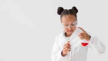 Foto gratuita vista frontale della ragazza scienziata con camice da laboratorio e occhiali di protezione