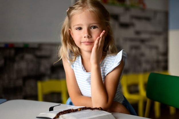 Ragazza di vista frontale alla scuola domenicale