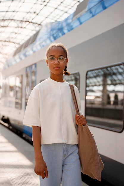 Foto gratuita ragazza di vista frontale che viaggia in treno