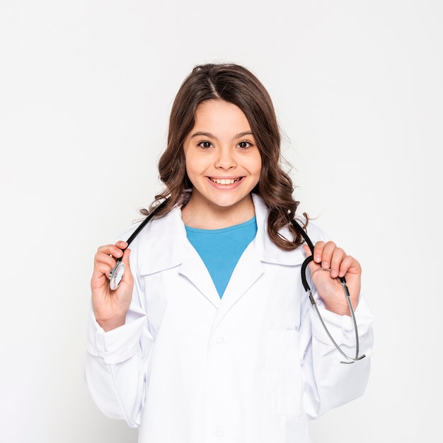 Foto gratuita ragazza di vista frontale con cappotto medico